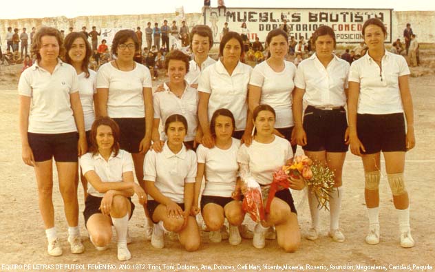 equipo_futbol_femenino_letras_1972.jpg (56912 bytes)
